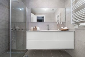 Bathtub, free toiletries, hair dryer, towels