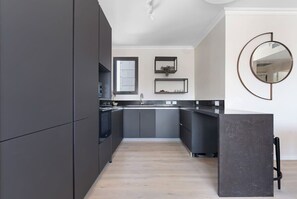 Fridge, microwave, oven, stovetop - Luxury 2BDR In The Heart Of Jerusalem (Jerusalem)