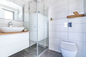 Een bad, een haardroger, handdoeken