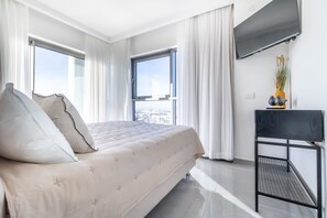 2 bedrooms, iron/ironing board, travel crib, WiFi - Stylish 2 Bedroom In City Center (Jerusalem)