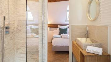 Appartement | Badkamer | Een haardroger, badjassen, handdoeken, zeep
