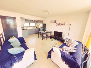 Smart-tv, videospil, dvd-afspiller, bordtennisbord