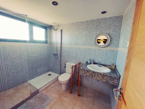 シャワー、ヘアドライヤー、ビデ、タオル