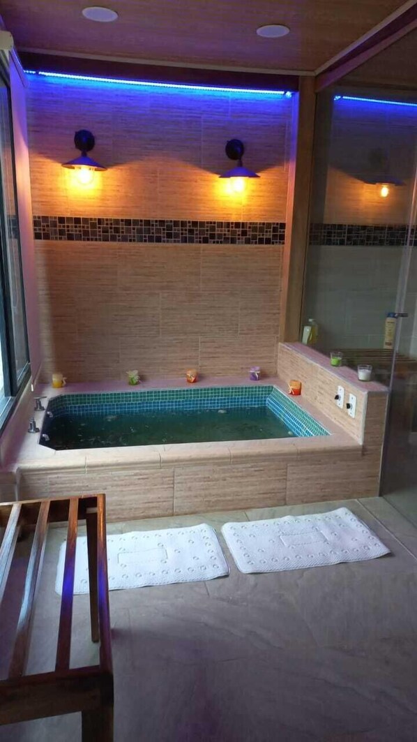 Deluxe Room | Bathroom | Towels