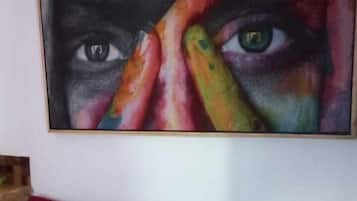 Habitación Deluxe | Área de sala de estar | Televisión de pantalla plana