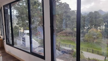 Vista frontal de la propiedad