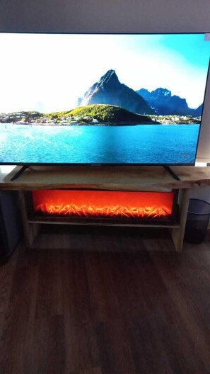 Habitación Deluxe | Zona de estar | Una televisión de pantalla plana