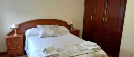 3 makuuhuonetta, silitysrauta/-lauta, vauvan matkasänky, vuodevaatteet