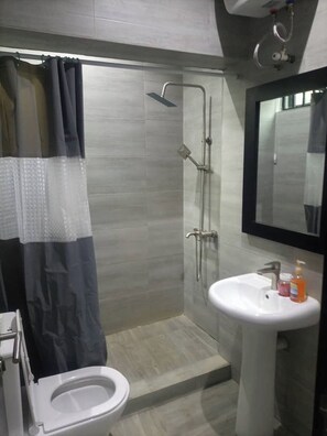 Dusche, Haartrockner, Handtücher, Seife