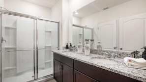 Huis, meerdere slaapkamers | Badkamer | Een haardroger, handdoeken