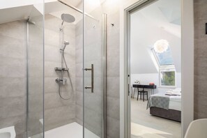 Douche, sèche-cheveux, serviettes fournies, savon