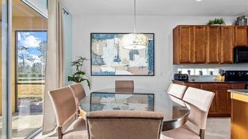 House, Multiple Bedrooms | In-room dining