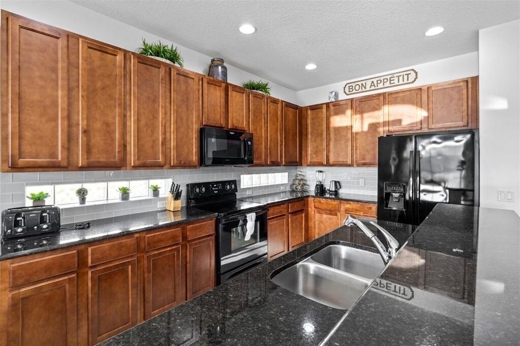 House, Multiple Bedrooms | Private kitchen | Microwave, dishwasher