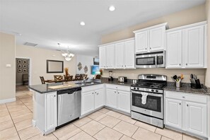 House, 5 Bedrooms | Private kitchen | Microwave, dishwasher