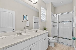 House, 5 Bedrooms | Bathroom | Hair dryer, towels