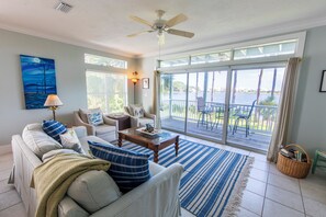 TV - Lake View, Community Pool, Short Walk to Beach Access (Santa Rosa Beach)