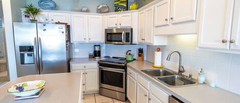 Refrigerador, microondas, horno, lavavajillas