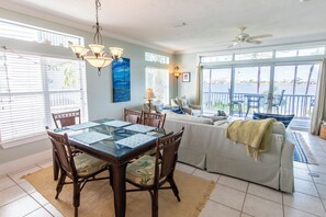 TV - Lake View, Community Pool, Short Walk to Beach Access (Santa Rosa Beach)