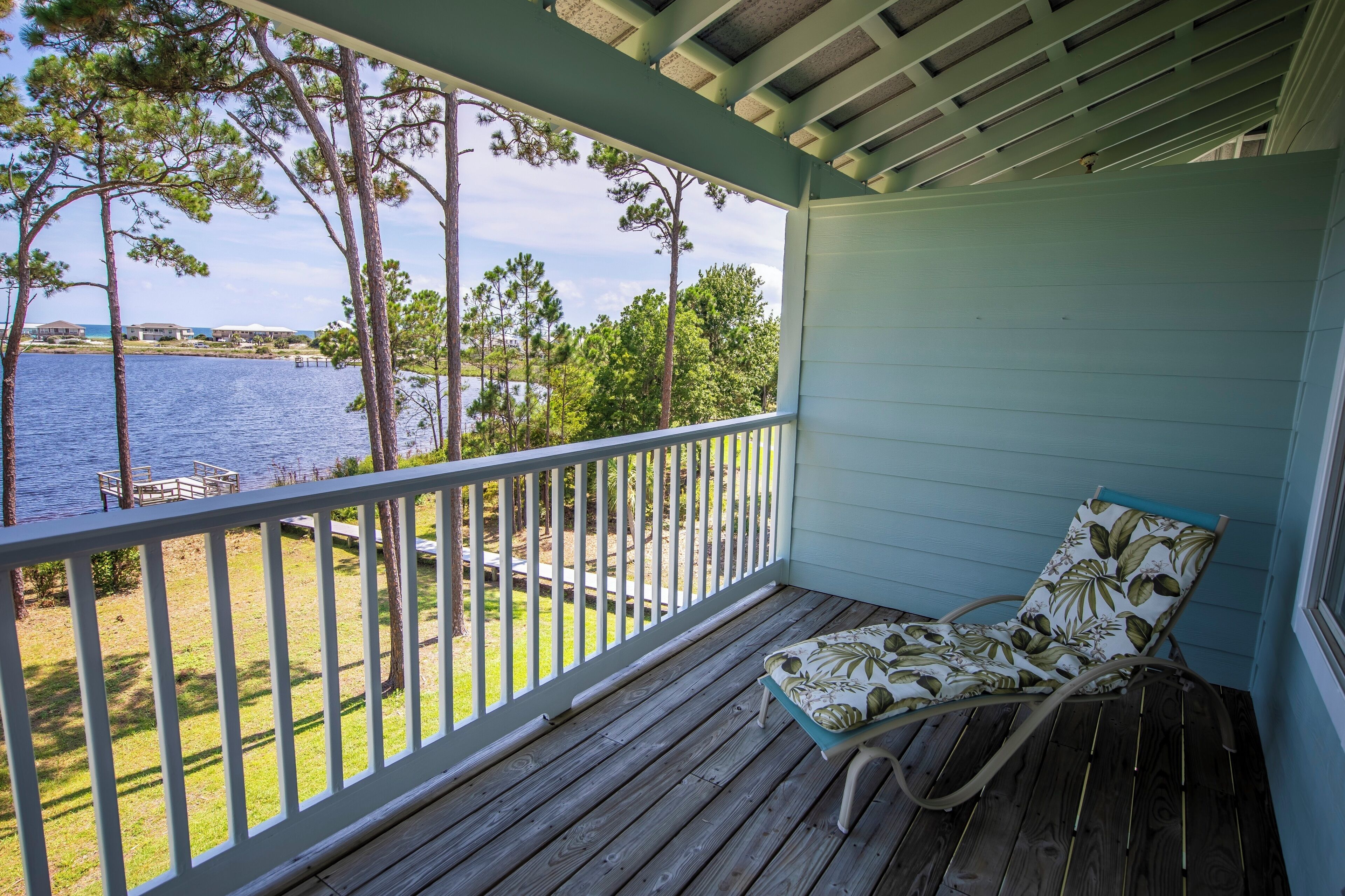 Lake View, Community Pool, Short Walk to Beach Access