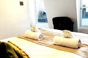 2 多间卧室、熨斗/熨衣板、上网接入、床单