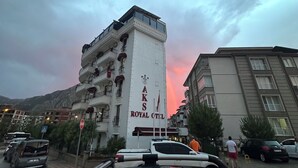 Un edificio con un letrero que dice "Aks Royal Hotel" y un balcón.