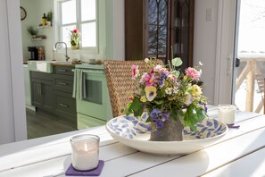 Een koelkast, een oven, een kookplaat, een vaatwasser