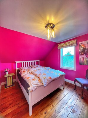 3 bedrooms, travel cot, free WiFi, bed sheets