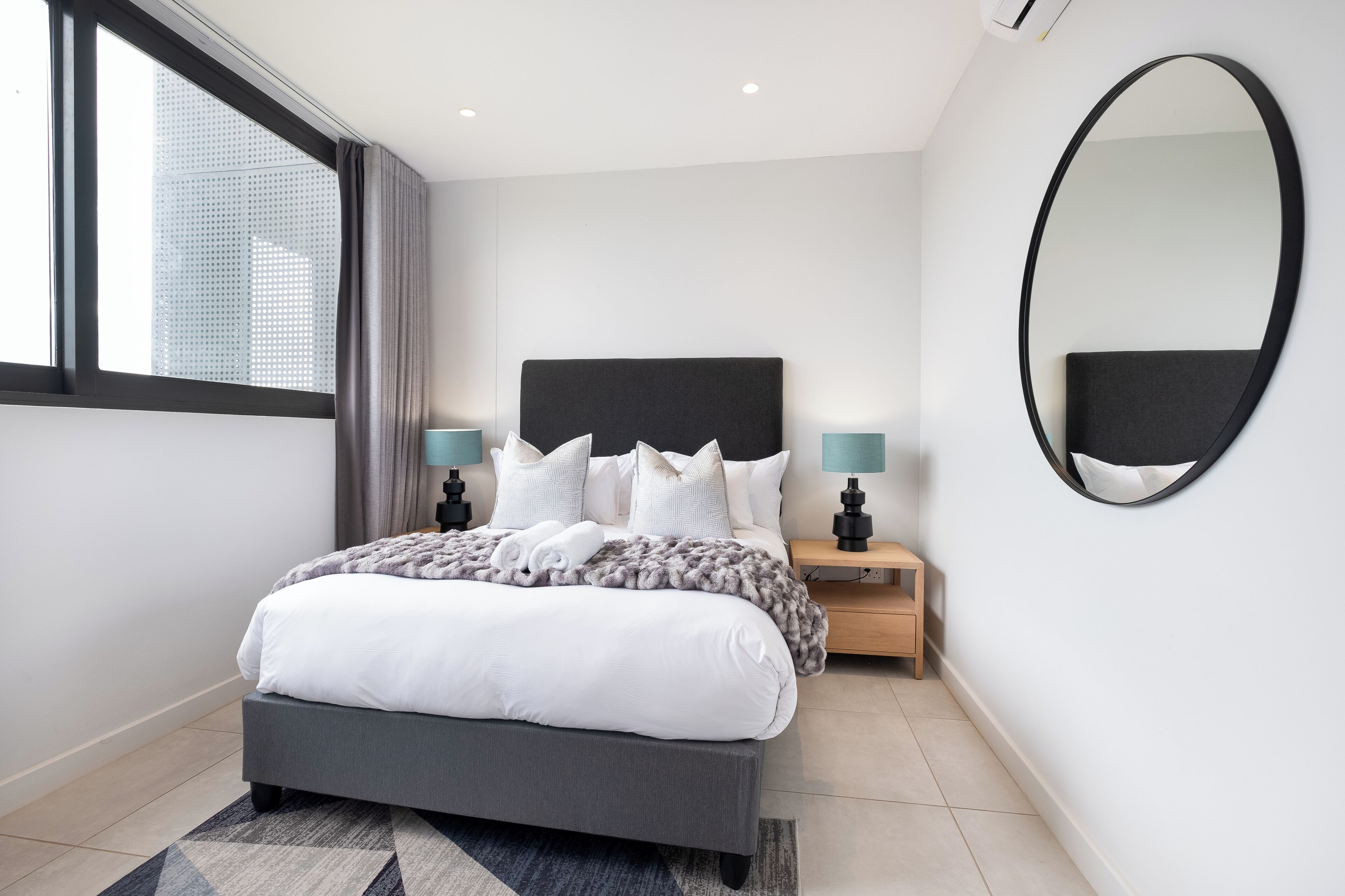 2 habitaciones y espacio para trabajar con laptop 