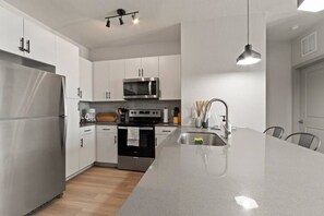 冷蔵庫、電子レンジ、オーブン、コンロ