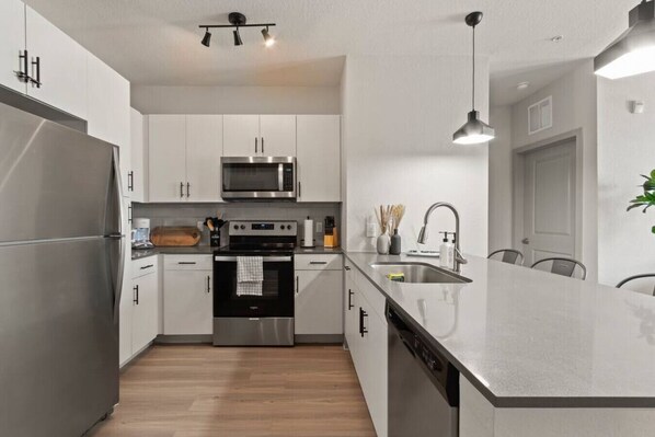 Réfrigérateur, micro-ondes, four, plaque de cuisson