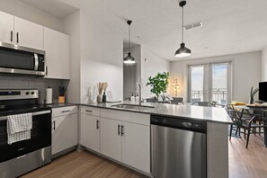 Een koelkast, een microgolfoven, een oven, een kookplaat