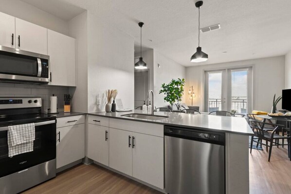 冷蔵庫、電子レンジ、オーブン、コンロ