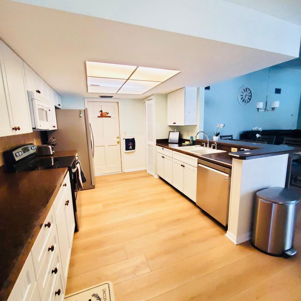 冷蔵庫、電子レンジ、オーブン、コンロ