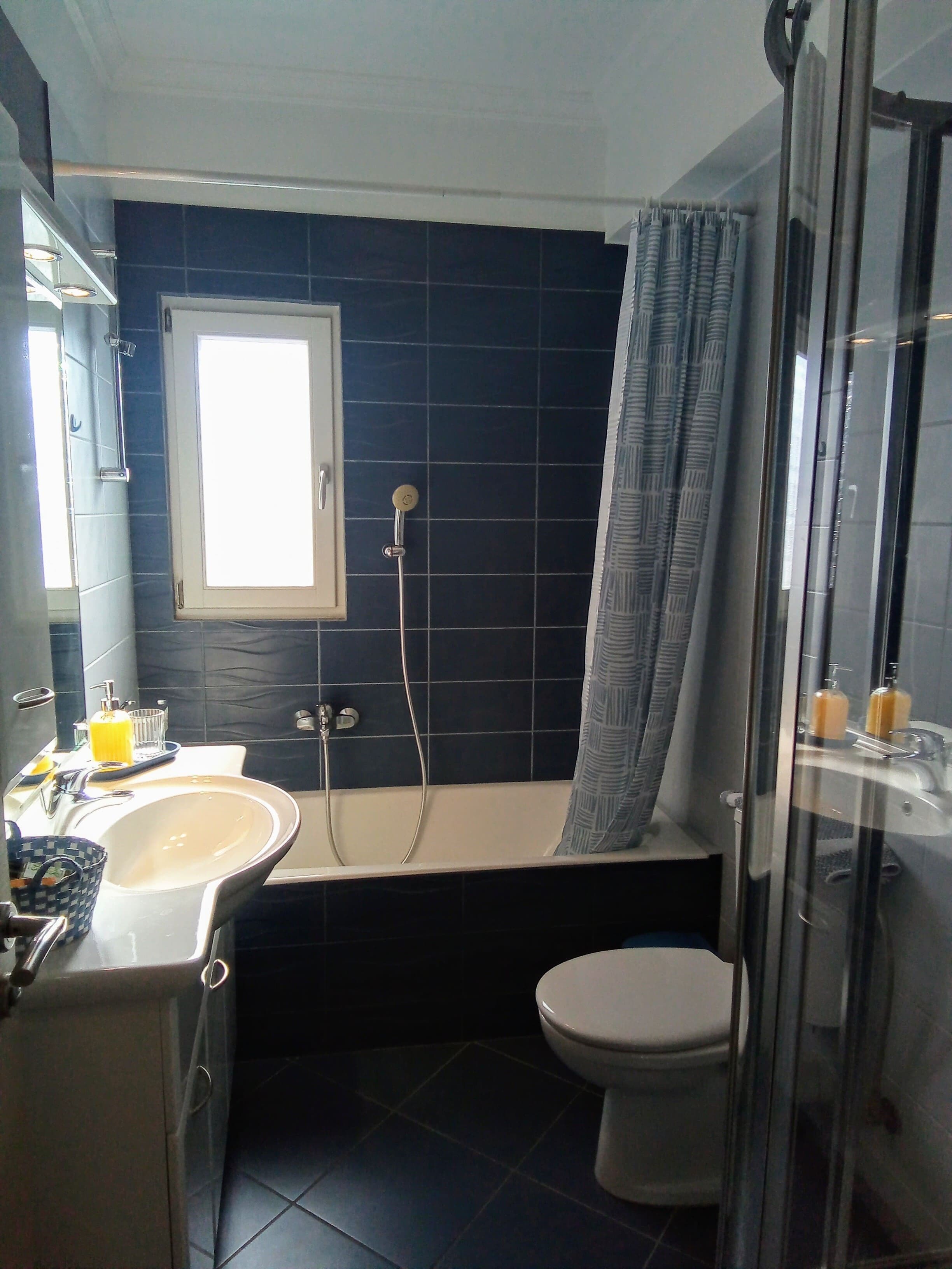 Un baño con bañera, inodoro y lavamanos.