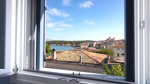King Suite with Sea View | エジプト綿のシーツ、高級寝具、羽毛の掛け布団、ピロートップベッド