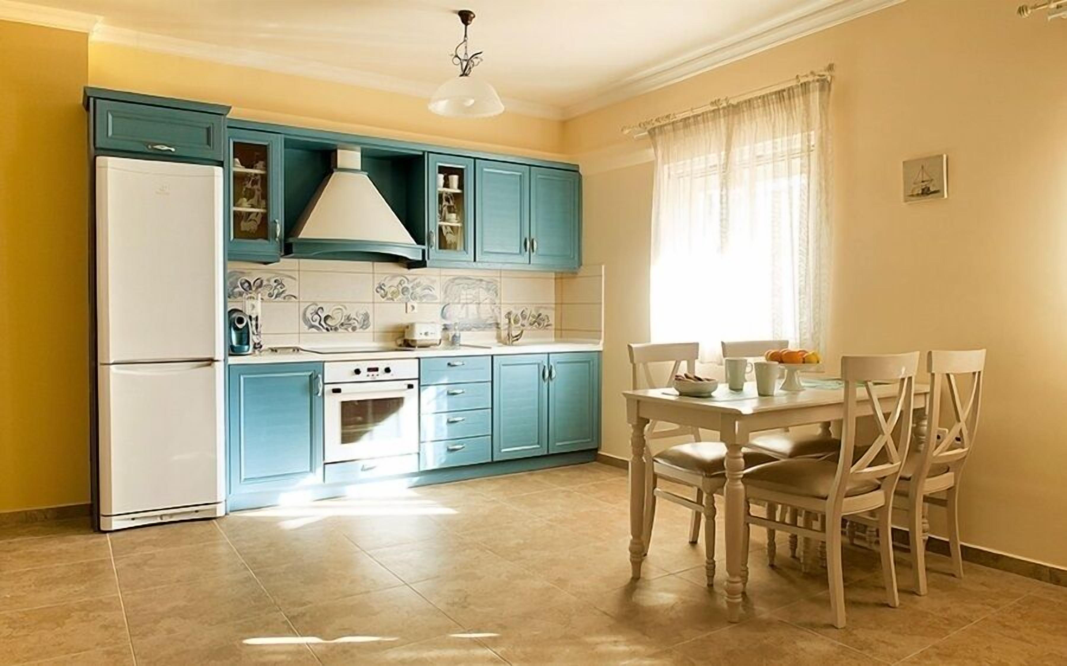 Deluxe King Suite | Private kitchen | Full-size fridge, microwave, oven, stovetop