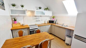 Frigorífic, microones, forn i placa de cuina