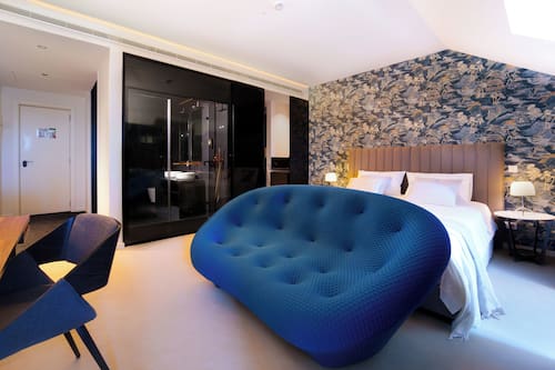 Hypo-allergenic bedding, minibar, in-room safe, blackout curtains