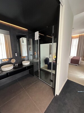 Ropa de cama hipoalergénica y minibar 