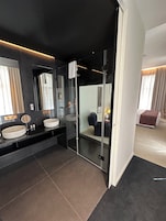 Quarto casal luxo | Roupas de cama antialérgicas, frigobar, cofres nos quartos