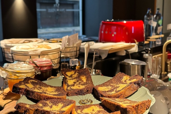 Daily cooked-to-order breakfast (EUR 15 per person)