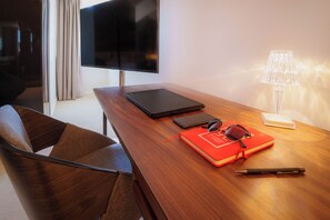 Estudio City | Zona de estar | Una televisión de pantalla plana