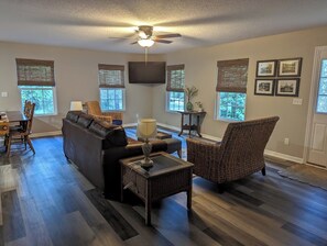 Älytelevisio, kirjoja, tietokoneen näyttö