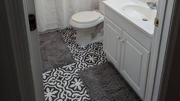 Asciugacapelli, asciugamani, sapone, shampoo