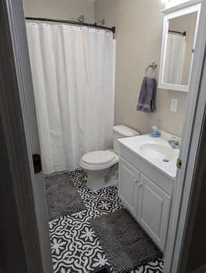 Haartrockner, Handtücher, Seife, Shampoo