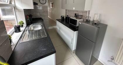 Spacious 4 Bed-house in Coventry City Centre