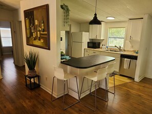 Kylskåp, mikrovågsugn, ugn och spishäll