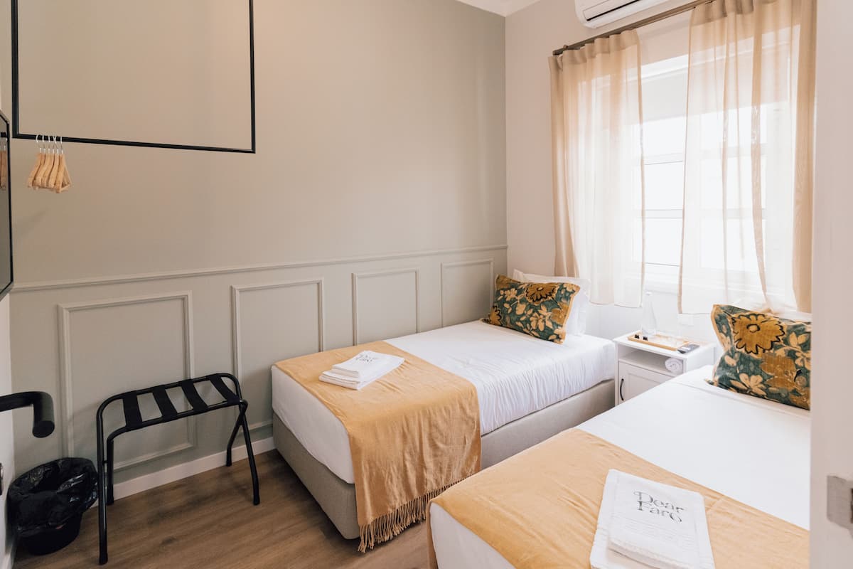 Habitación con 2 camas individuales | Caja fuerte, tabla de planchar con plancha, wifi gratis