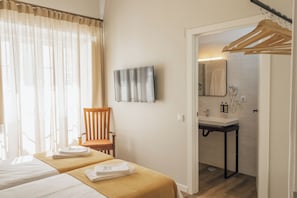 Coffres-forts dans les chambres, fer et planche Ă repasser
