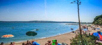 Apartment near beach + free parking 